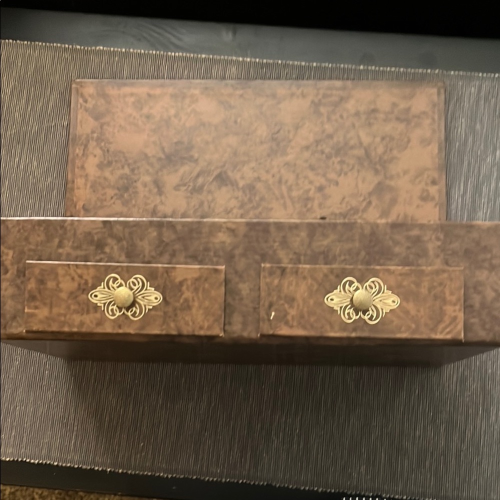 Floral embossed vintage Jewelry Box - Picture 6 of 9